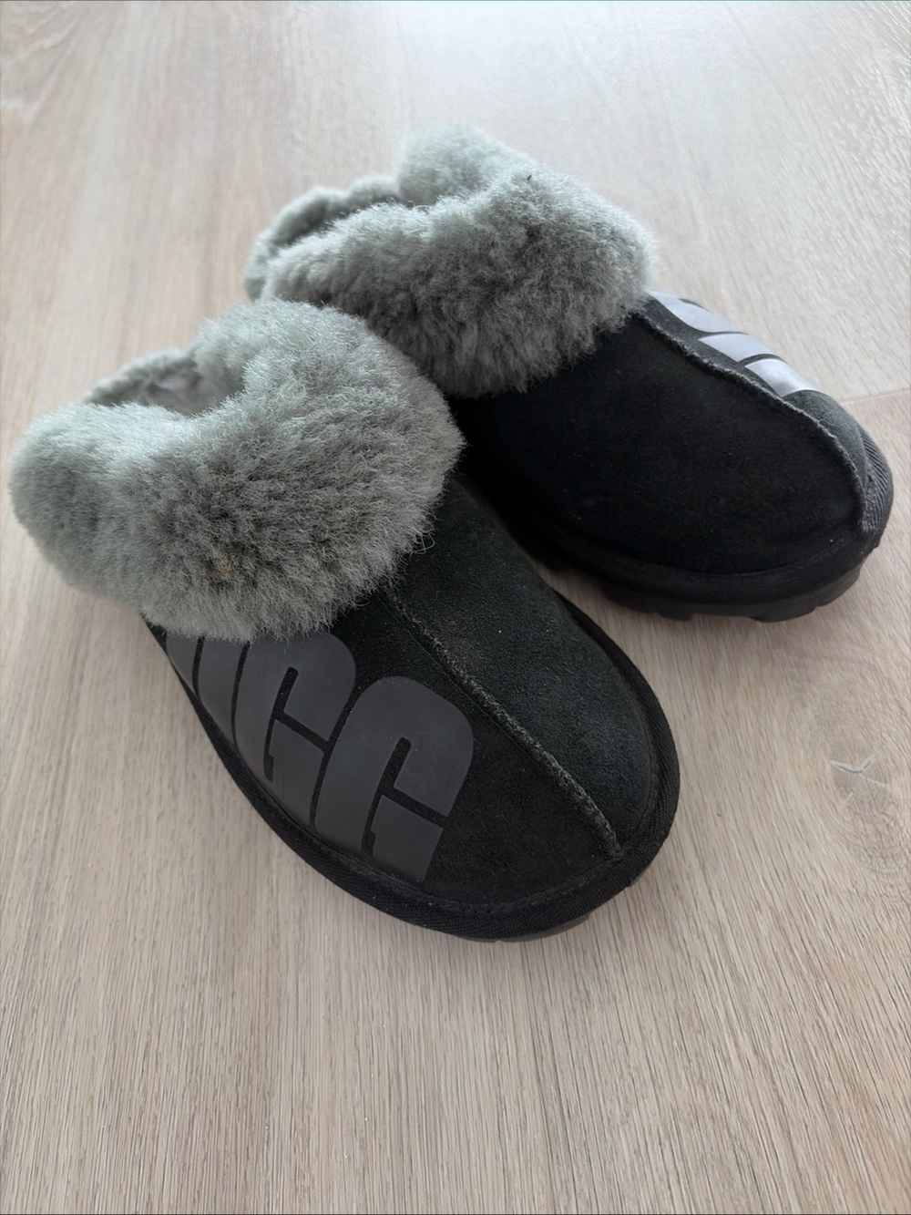UGG Coquette Slippers Women’s 7 Black Suede Gray Sheepskin Lined